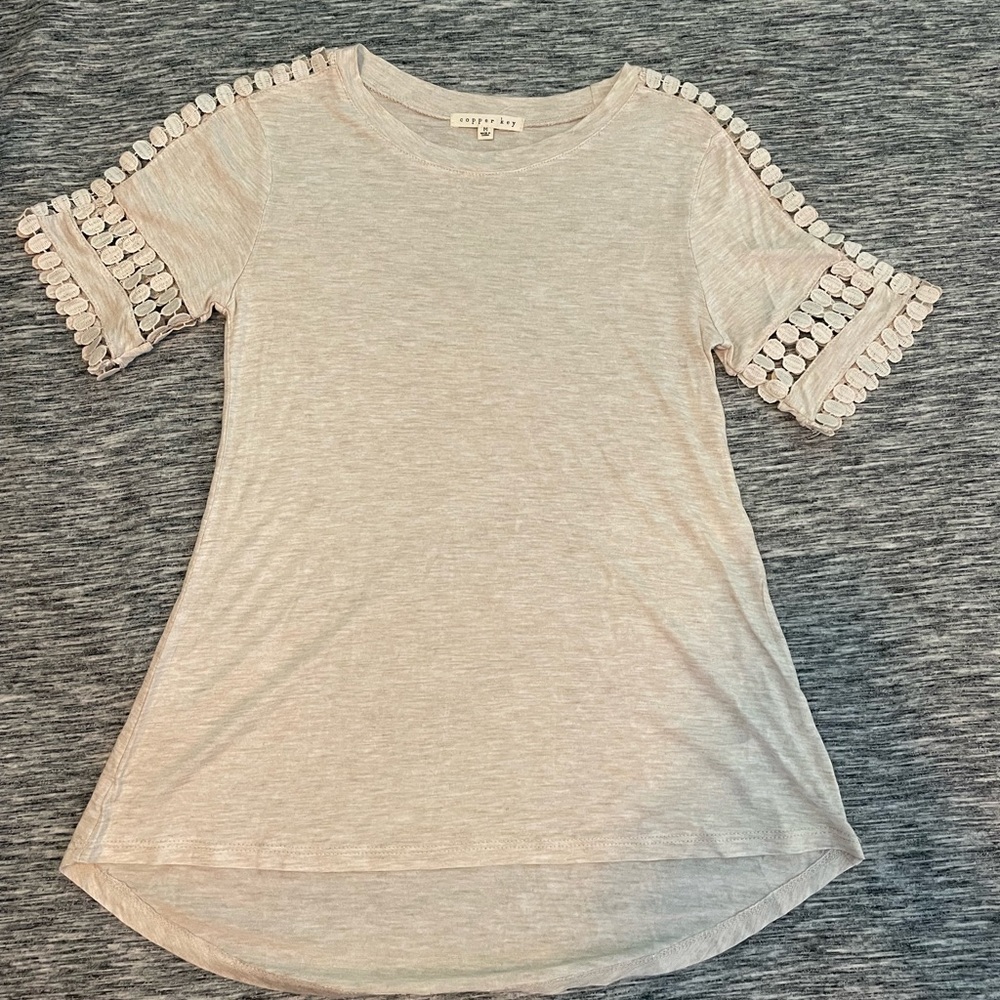 Copper Key shirt    Girl Medium